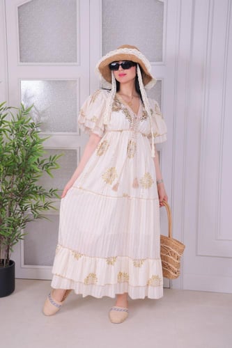 فستان صيفي أنيق مزخرف بتفاصيل ذهبية