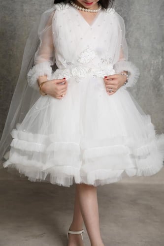 فستان بناتي أبيض بإطلالة فاخرة وعصرية