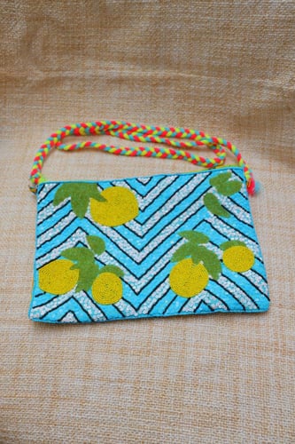 حقيبة صيفية صغيرة بتصميم مميز ونقوش ليمون ملونة