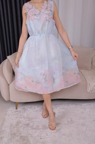 فستان ناعم بتدرجات لونية وتصميم أنثوي