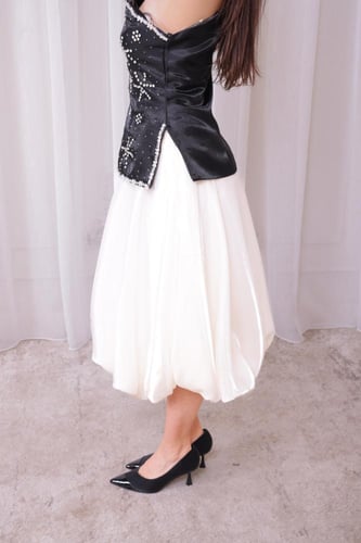 طقم يتكون من بلوزة ذات كتف واحد مزينة بتطريزات لؤل...