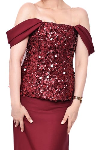 فستان سهرة فاخر بكتف مكشوف وتطريز ترتر لامع