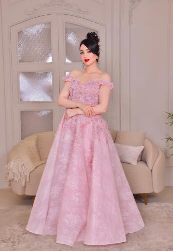 فستان سهرة بكتافة وردية مزخرفة بتفاصيل فاخرة