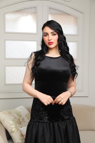 فستان سهرة مخمل أسود بتفاصيل تطريز فاخرة