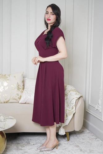 فستان أنيق متوفر باللونين العنابي والأسود