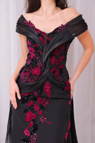 فستان طويل باللون الأسود مزين بالورد العودي