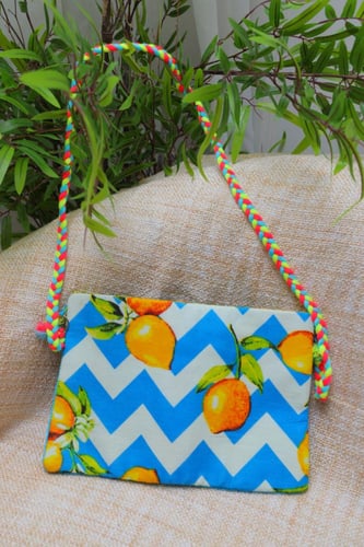 حقيبة صيفية صغيرة بتصميم مميز ونقوش ليمون ملونة