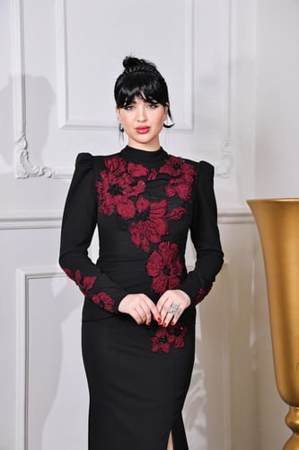 فستان طويل مع تطريزات راقية وتفاصيل فريدة