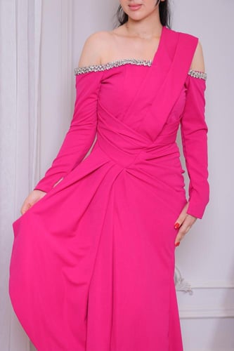 فستان سهرة فوشي بأكتاف مكشوفة وتطريز لؤلؤ