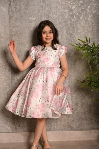 فستان بناتي منفوش مزين برسوم ورود ناعمة