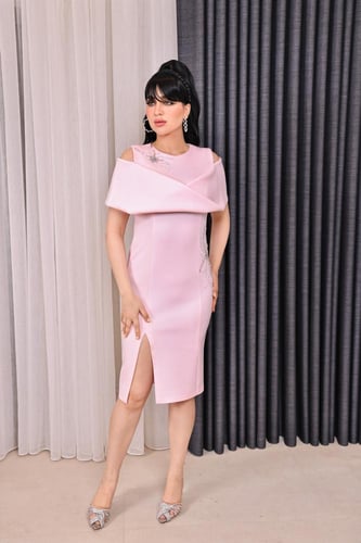 فستان ميدي سماوي أنيق بتفاصيل راقية