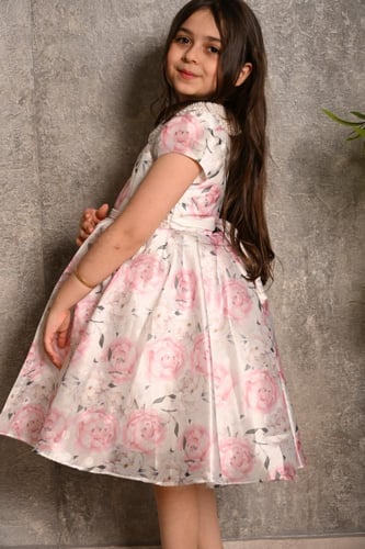 فستان بناتي منفوش مزين برسوم ورود ناعمة