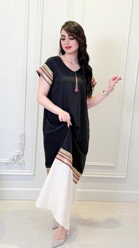 جلابية أنيقة مصممة بأسلوب يجمع بين الفخامة والراحة