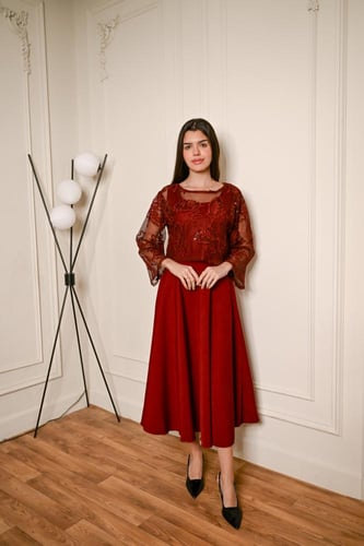 فستان انيق ميدي بتدخيلات دانتيل