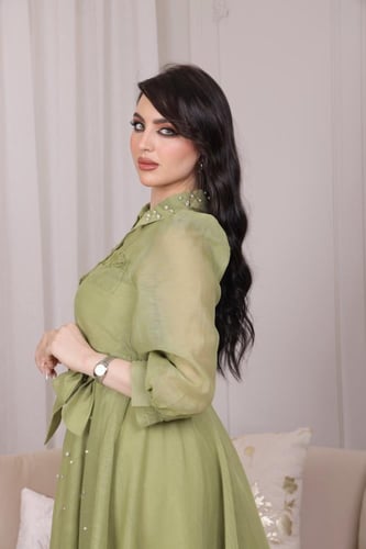 فستان أنيق باللون الأخضر الفاتح بتصميم عصري