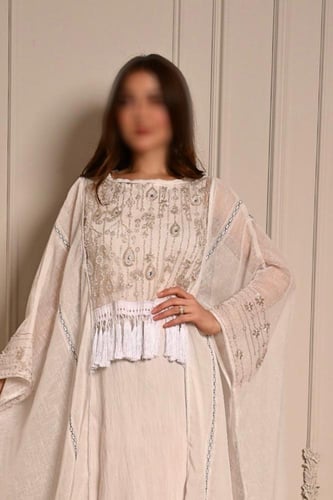 جلابية بيضاء فاخرة بتطريز لامع وأكمام واسعة