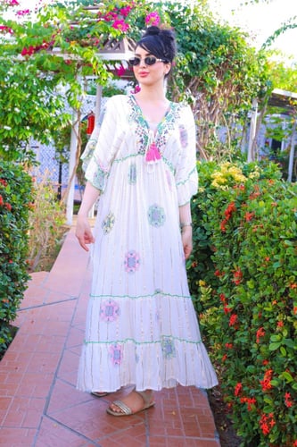 فستان صيفي مزخرف بنقوش زهور ملونة وأنيقة