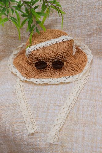 قبعة قش واسعة بتصميم عصري وزخرفة دانتيل