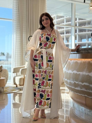 جلابية نسائية أنيقة مع تطريز ملون وعباية خارجية خف...