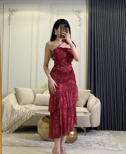 طقم تنورة وبلوزة بألوان الأحمر والبيج - إطلالة أنث...