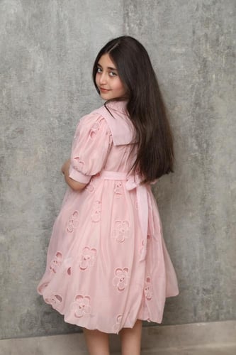 فستان بناتي باللون السماوي مع اهداب لامعة وتدخيلات...