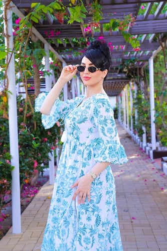 فستان صيفي مزخرف باللون الأزرق ونقوش زهرية