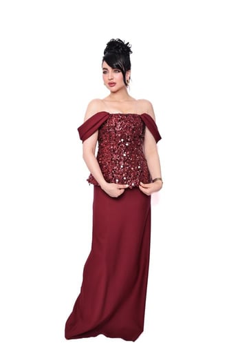 فستان سهرة فاخر بكتف مكشوف وتطريز ترتر لامع