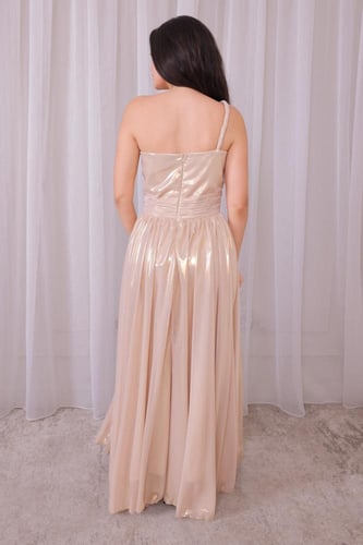 فستان سهرة طويل بلون بيج لامع