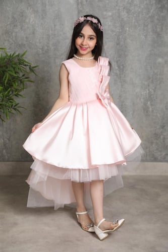 فستان بناتي وردي بإطلالة أنثوية راقية