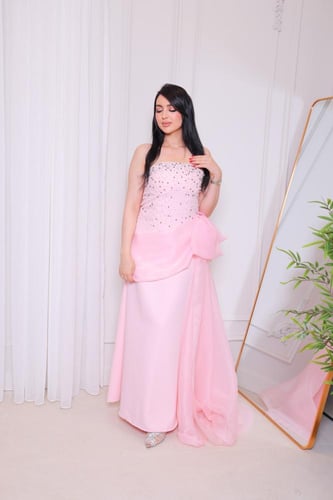 فستان سهرة بأكتاف مكشوفة مع شال طويل وتطريز ناعم