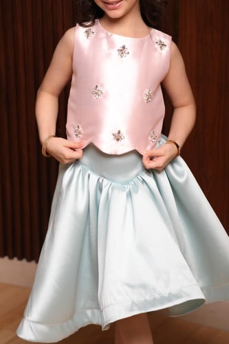 طقم بناتي ساتان وردي بتنورة تول سماوي