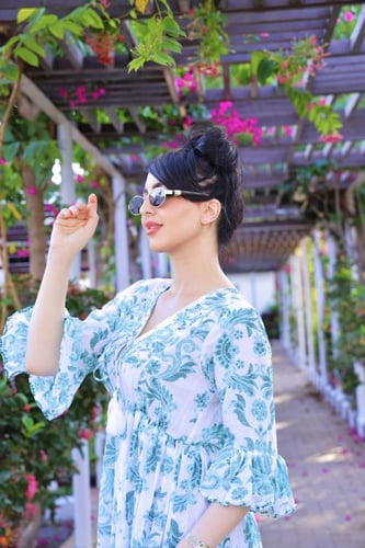 فستان صيفي مزخرف باللون الأزرق ونقوش زهرية