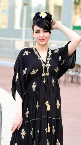 فستان طويل أسود مزخرف بنقوش ذهبية فاخرة