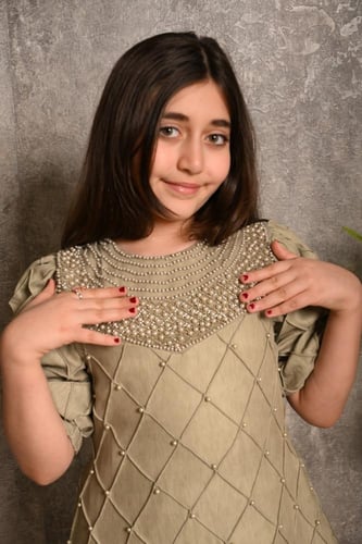 فستان بناتي ناعم مزين بالؤلؤ