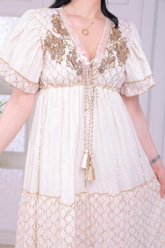 فستان صيفي مزخرف بتفاصيل دقيقة وأنيقة