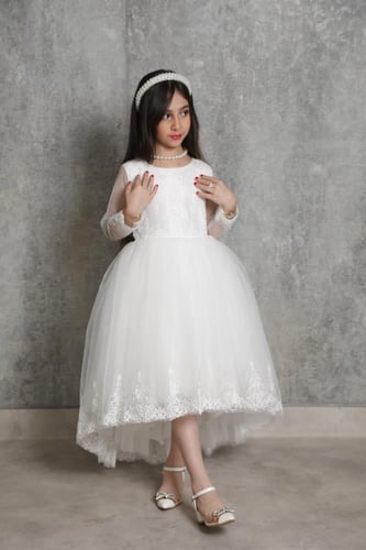 فستان بناتي أبيض ناصع بأكمام شفافة