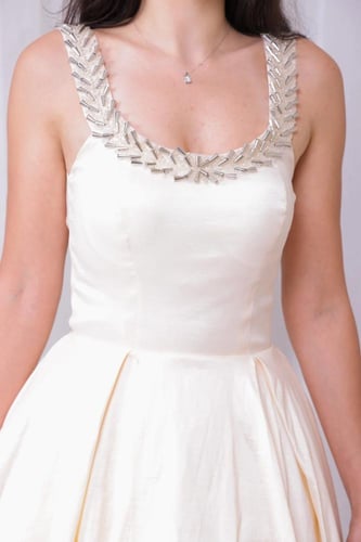 فستان مميز بألوان متدرجة بين الفوشي والبيج