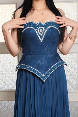 فستان سهرة أزرق بقماش دانتيل على شيفون مكسر