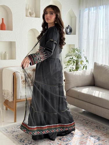 جلابية فخمة مطرزة باللون الذهبي