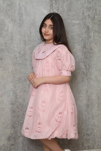 فستان بناتي باللون السماوي مع اهداب لامعة وتدخيلات...