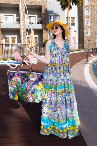 فستان صيفي طويل بتصميم ملون وزخارف استوائية