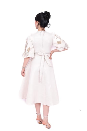 فستان ناعم بكم منفوخ وتطريز أنيق – متوفر بلونين