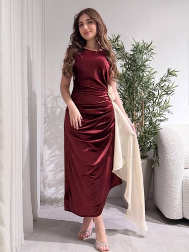 فستان شتوي فاخر بتصميم أنثوي جذاب