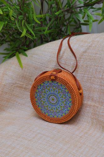 حقيبة دائرية من الخيزران بتصميم ماندالا ملون