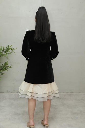 فستان مخملي قصير بتفاصيل لؤلؤية