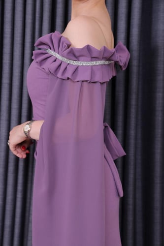 فستان سهرة موف مع تفاصيل فاخرة