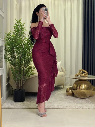 فستان أنيق من قماش الدانتيل