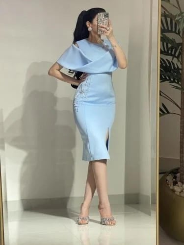 فستان ميدي سماوي أنيق بتفاصيل راقية