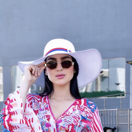 قبعة صيفية واسعة من القش بتصميم عصري