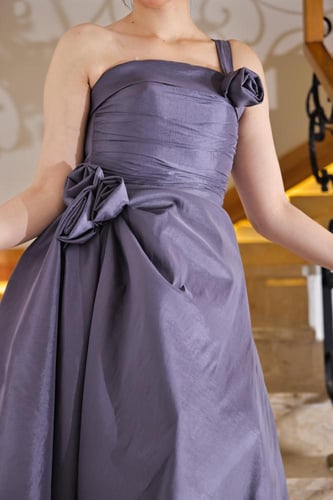 فستان سهرة بنفسجي أنيق مع تصميم على كتف واحد